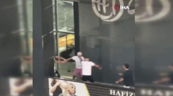 İstanbul'da bıçaklı saldırgan, kadın kuaförünü bastı