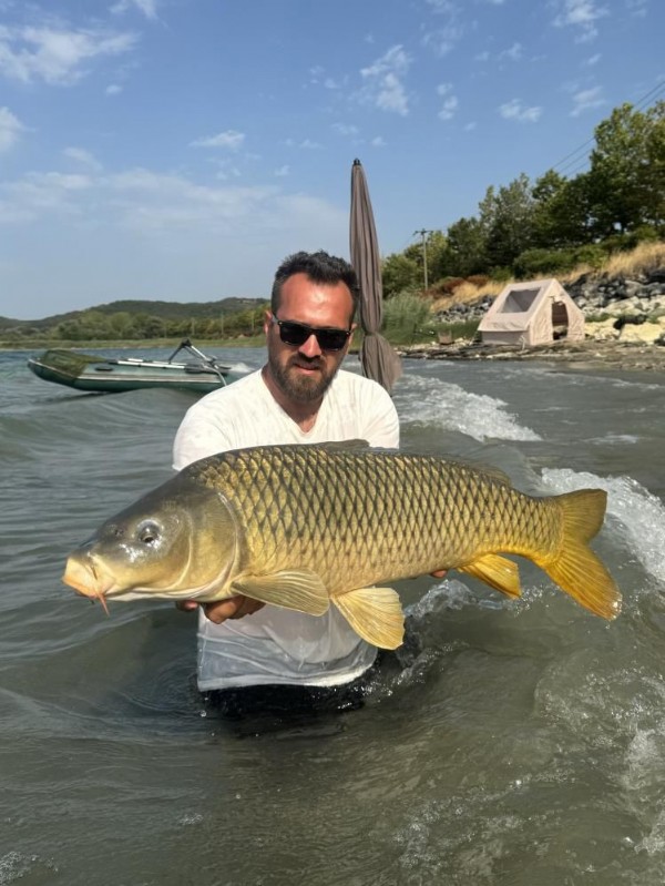 Sapanca Gölü’nde yakaladı! Öpüp suya geri bıraktı
