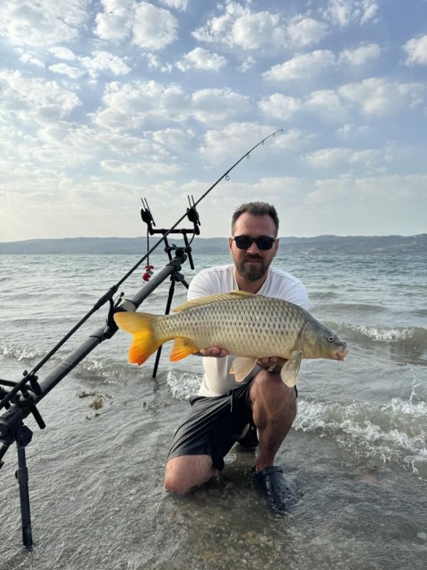 Sapanca Gölü’nde yakaladı! Öpüp suya geri bıraktı
