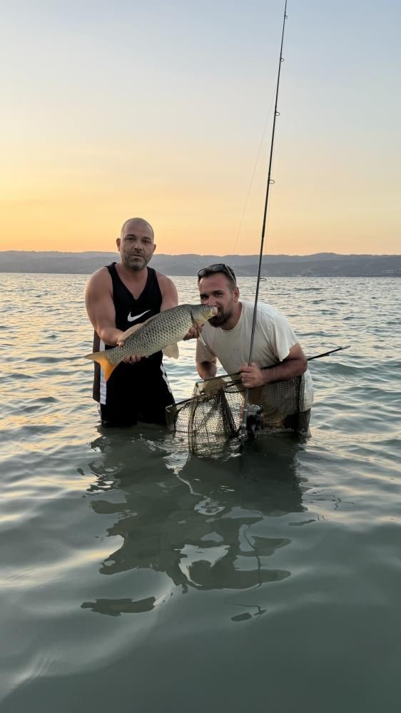 Sapanca Gölü’nde yakaladı! Öpüp suya geri bıraktı