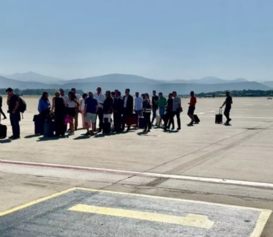 Vatandaşların arasına karışıp sıra bekledi! Uçak önünde dikkat çeken görüntü: Kim bu bakan?