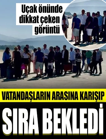 Vatandaşların arasına karışıp sıra bekledi! Uçak önünde dikkat çeken görüntü: Kim bu bakan?