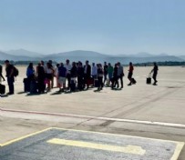 DAMLA DEMİRKAYA ŞEN - Vatandaşların arasına karışıp sıra bekledi! Uçak önünde dikkat çeken görüntü: Kim bu bakan?