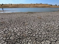  AKARDERE - Edirne'de kuraklık nedeniyle kuruyan gölde çatlaklar