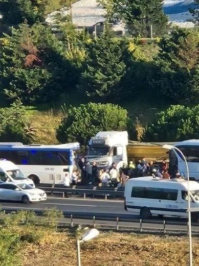 TEM Otoyolu'nda kaza: Ölü ve yaralı var mı?