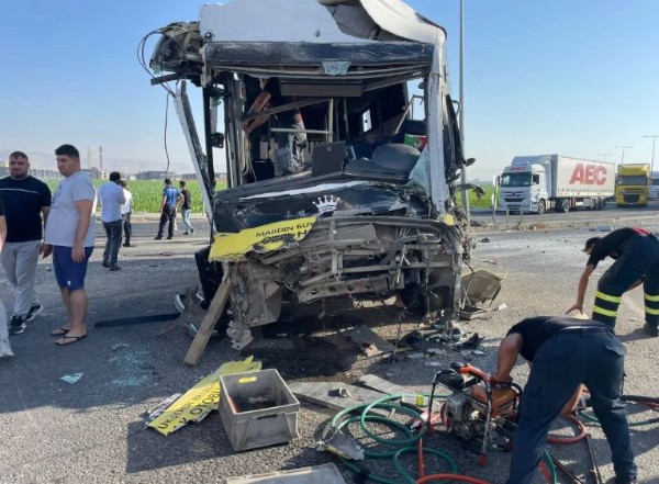 Facia gibi kaza! Mardin'de özel halk otobüsü ile tır çarpıştı
