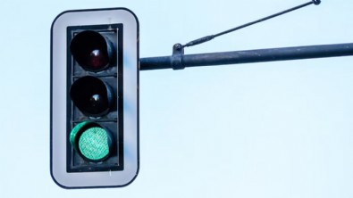 Sürücülerin çoğu bilmiyor: Bazı trafik ışıklarının beyaz çerçeveli olması bakın ne anlama geliyor