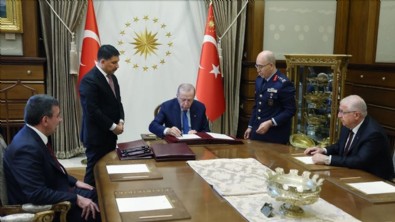 YAŞ kararları Resmi Gazete'de! Genelkurmay Başkanı Selçuk Bayraktaroğlu oldu Haberi