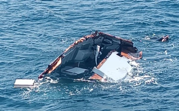 Yatı parçalandı denizde kayboldu