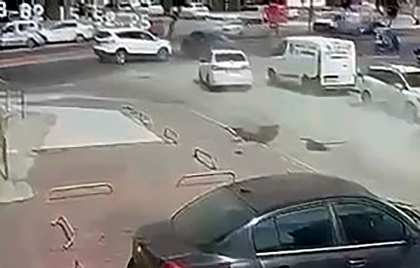 Dur ihtarına uymadı! Polis otomobiline çarptı