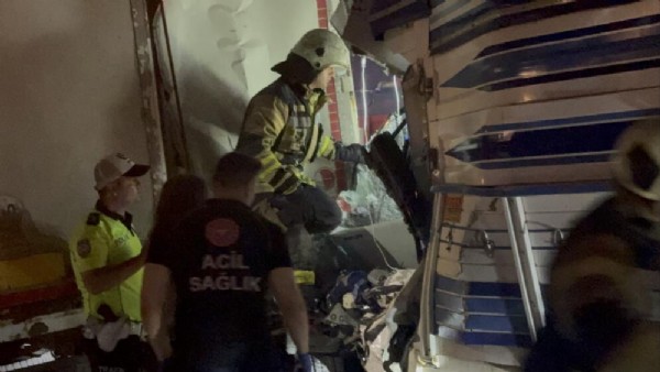 Kocaeli'de zincirleme kaza! Feci şekilde can verdi