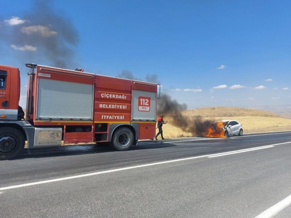 Yozgat'ta araç alev alev yandı