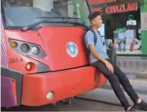 Tramvayın arkasına oturdu! Görenler hayret etti...