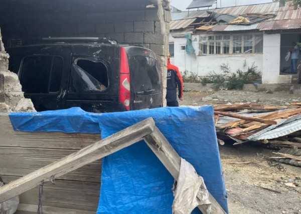 Ağrı'yı Fırtına Vurdu! Çatılar Uçtu...