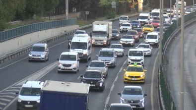 İBB'nin Otobüsü Alev Aldı! Trafik Kilit, Halk Sabahın Köründe Perişan Oldu...