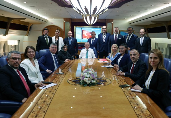 Cumhurbaşkanı Erdoğan'dan kritik mesajlar! Katar dönüşü sonrası konuştu