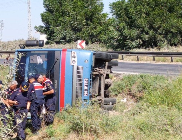 Mersin'de cezaevi aracı devrildi! Yaralılar var