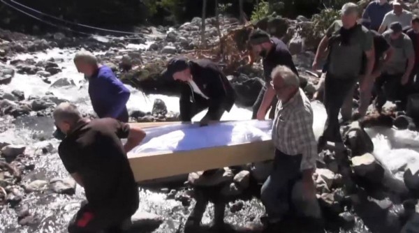 Artvin'de sel afetinde yol çöktü: Cenaze elden ele taşındı