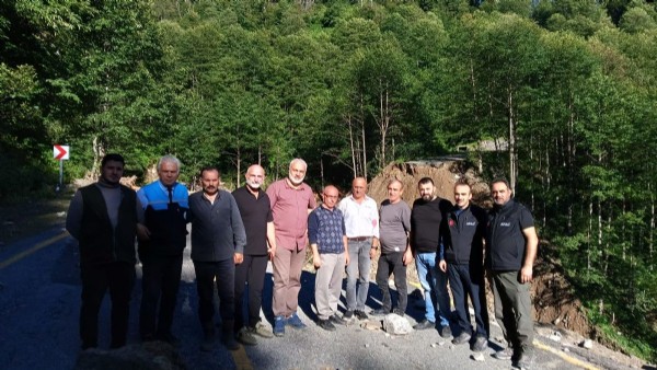 Artvin'de sel afetinde yol çöktü: Cenaze elden ele taşındı