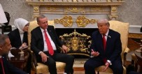 Trump'ın rozeti görüşmeye damga vurdu! Tarihi zirvede dikkat çeken detay