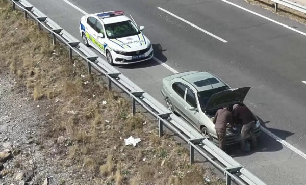 Polisi Gördü Tamire Başladı!