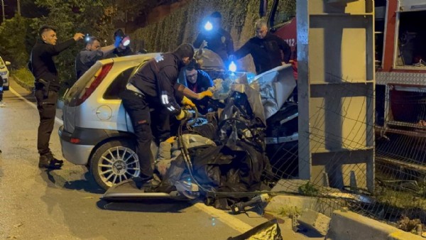 Zonguldak'ta araç ikiye katlandı! Can kayıpları var