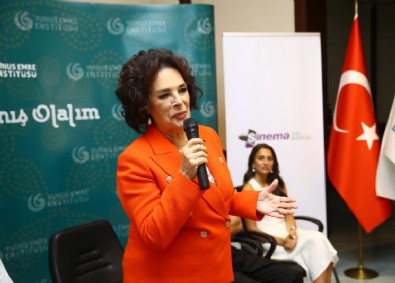 Hülya Koçyiğit'i Bağırlarına Bastılar!