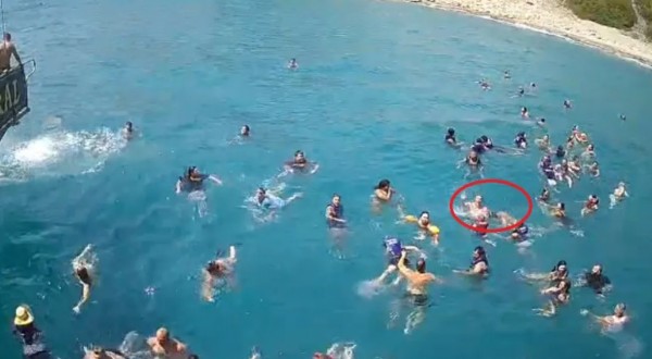 Turist Denizde Can Verdi!