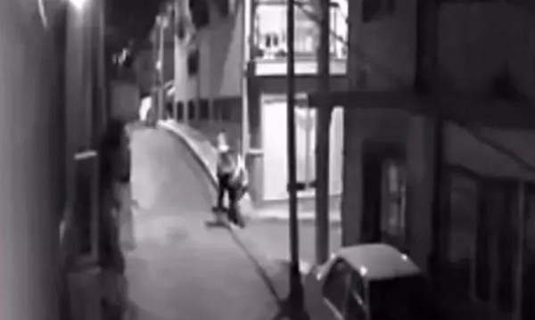 Genç Adamın Boğazını Kesti!