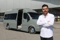  KUAFÖR - Bambaşka Berber! Ayağına gidiyor...