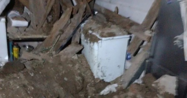 Evin Çatısı Çöktü! Feci Kaza...