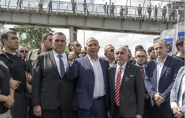 Gürsel Tekin Yüzlerine Konuştu! 'Ben Arkadaş Değilim'