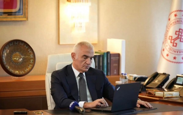 Bakan Ersoy'dan Dizi Film Setlerine Düzenleme Geldi!