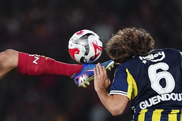 Fenerbahçelilerin paylaştığı fotoğraf: Tekmeye kafa sokan Matteo Guendouzi...