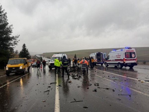 Otoyolda can pazarı! Otobüs otomobili kağıt gibi ezdi