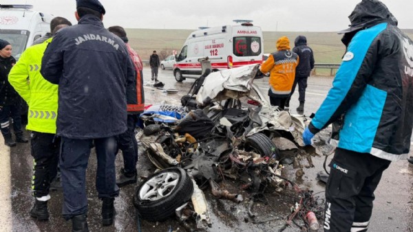 Otoyolda can pazarı! Otobüs otomobili kağıt gibi ezdi