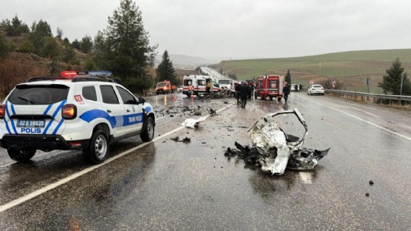 Otoyolda can pazarı! Otobüs otomobili kağıt gibi ezdi