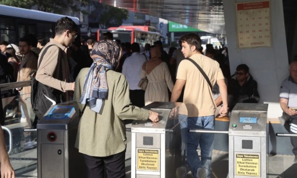 En Ucuz Öğrenci Ulaşımı Ak Parti'den!