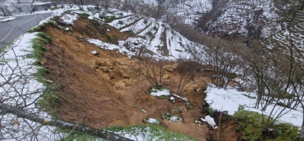 Kara yolunda korkutan heyelan! Ulaşım durdu