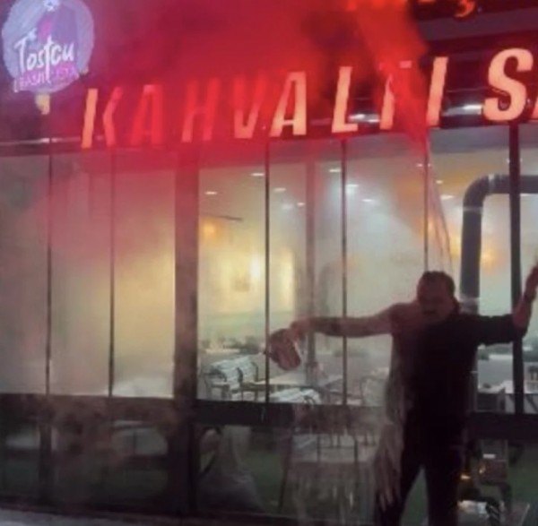 Meşhur Tostçu Kendini Yaktı!