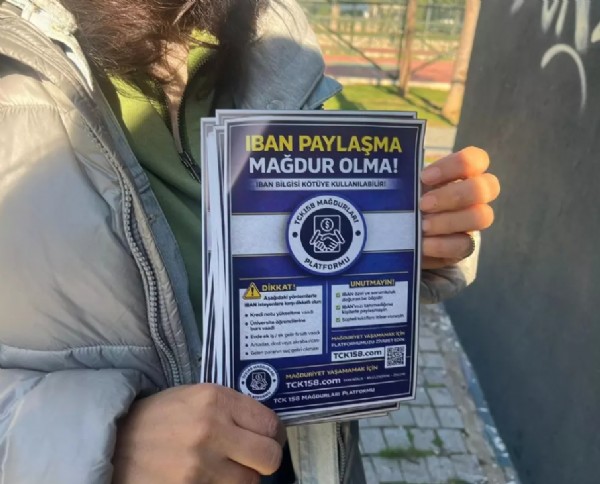 Sokak Sokak Gezip Broşür Yapıştırıyor! ' Iban Vermeyin '