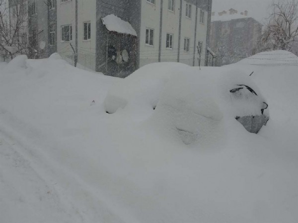 Kar kalınlığı 152 santimetre... 211 köy yolu kapandı