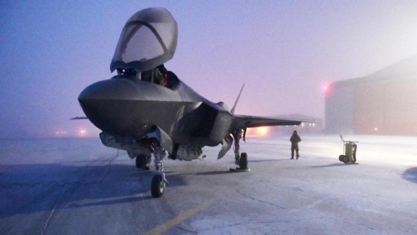 Trump Tehdit Etmişti! ABD Savaş Uçaklarını Konuşlandırıyor