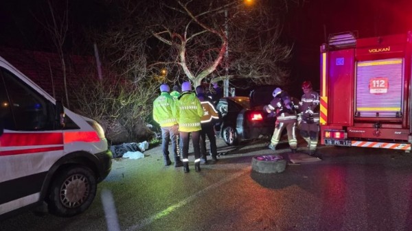 Bursa'da Feci Kaza! Araç Ağaca Çarptı...