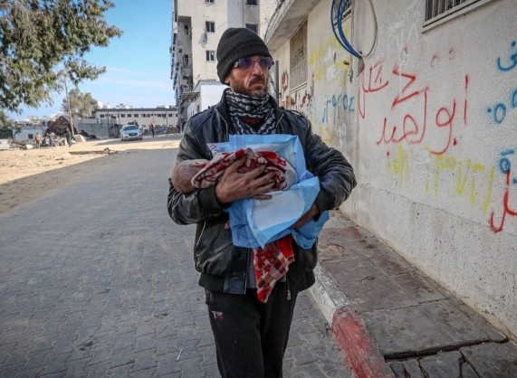 Gazzeli Bebek Donarak Can Verdi!