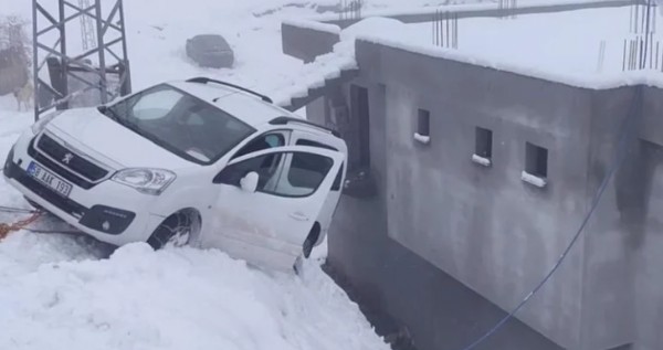 Araç Duvarda Asılı Kaldı! Siirt'te Buzlanma...