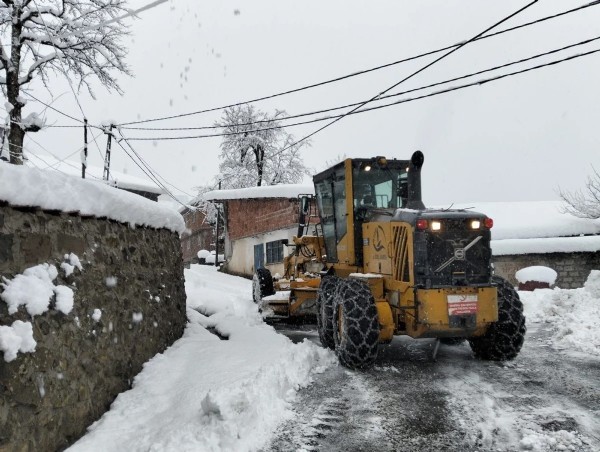 Rize'de kar yağışı etkili oldu! 63 köy yolu kapandı
