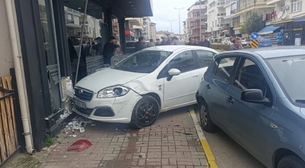 Otomobil Kuaföre Daldı!