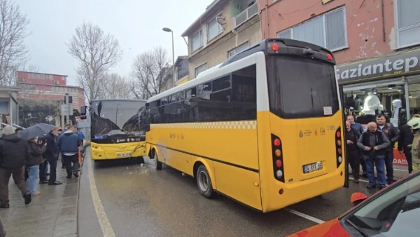 İETT Otobüsleri Kafa Kafaya Çarpıştı!