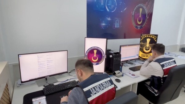 Bakan Yerlikaya açıkladı! 17 il merkezli 'siber dolandırıcılık' operasyonu